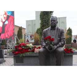 В Самаре торжественно открыли памятник Эльдару Рязанову