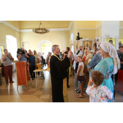 В Подмосковье отслужили молебен о помощи бездомным животным