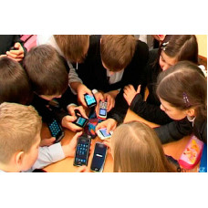 ВЦИОМ: нужны ли смартфоны в школах?