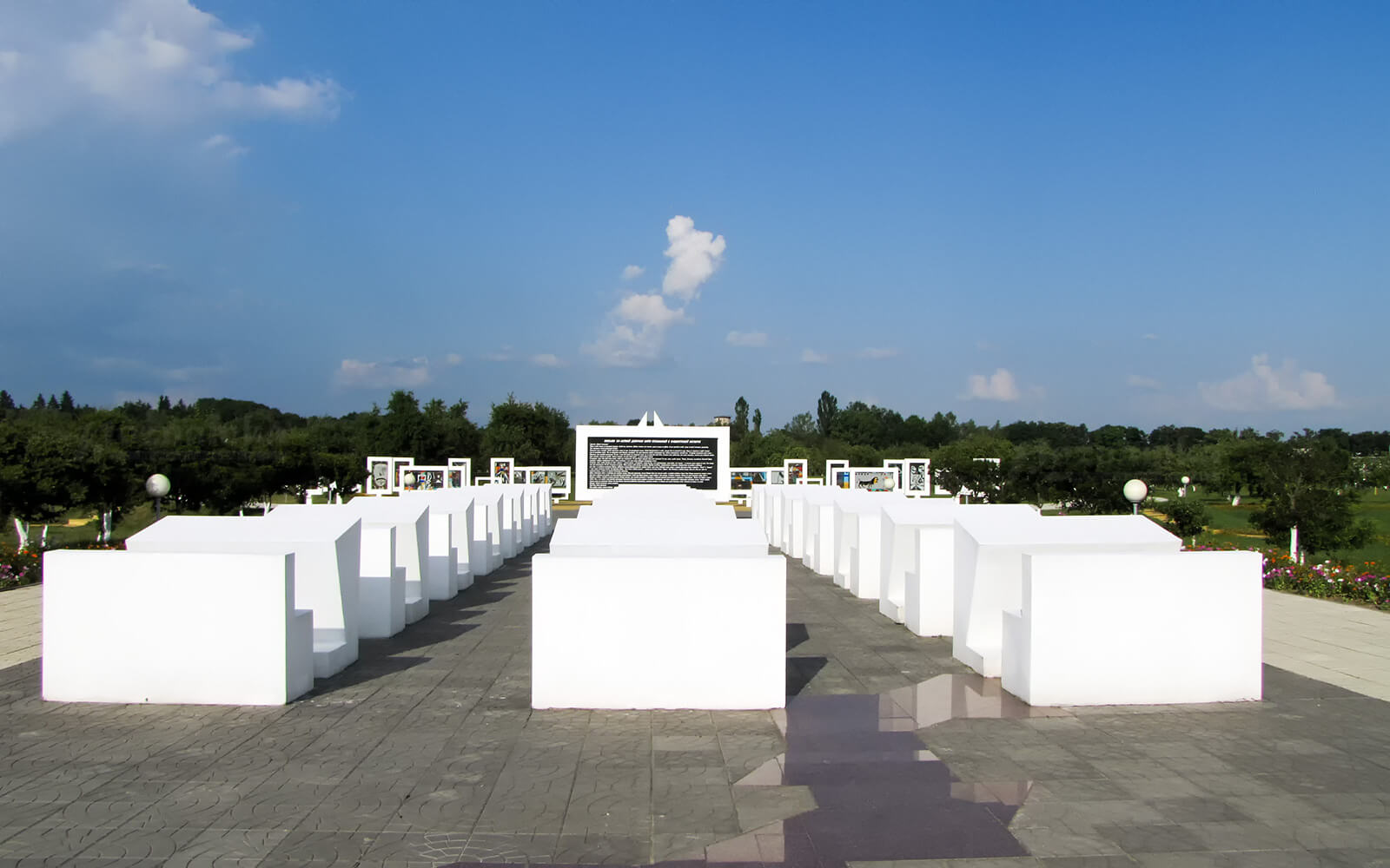 Памятник берегу. Мемориал на Красном береге в Белоруссии. Концлагерь красный берег в Белоруссии. Красный берег Белоруссия детский концлагерь. Мемориальный комплекс в деревне красный берег.